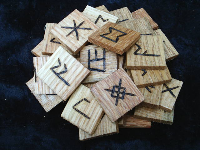 Northumbrian Oak Tile34 Rune Set